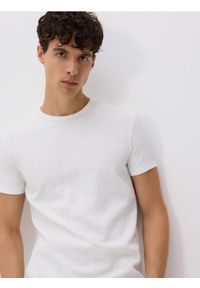 Reserved - Strukturalny t-shirt slim - złamana biel. Materiał: bawełna, dzianina