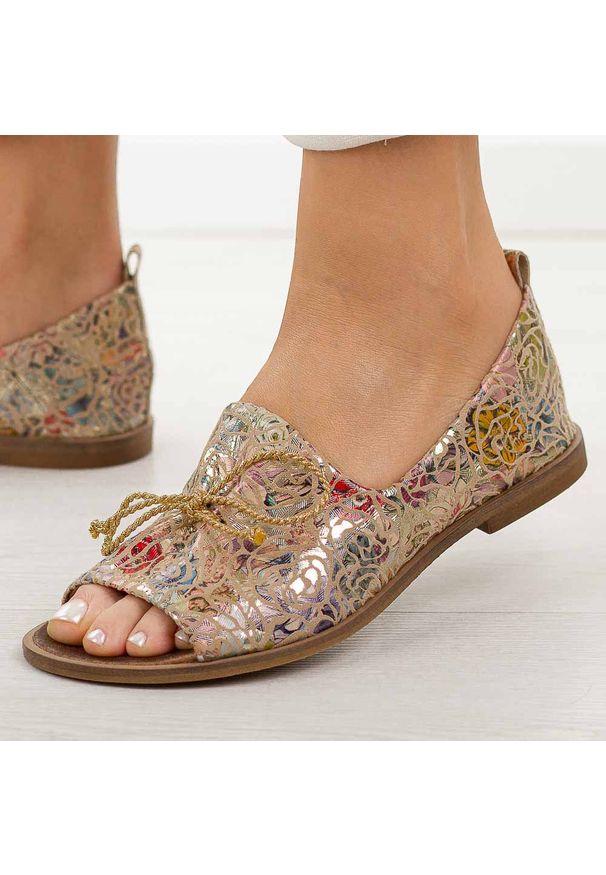 DEONI - Złote róże skórzane Polskie sandały damskie z zakrytą piętą Deoni D488. Zapięcie: bez zapięcia. Kolor: złoty. Materiał: skóra. Sezon: wiosna, lato. Styl: klasyczny