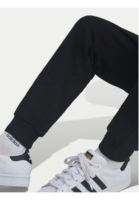 Adidas - adidas Spodnie dresowe IW3498 Czarny Regular Fit. Kolor: czarny. Materiał: bawełna #4