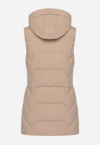 Born2be - Beżowa Długa Pikowana Kamizelka na Suwak z Kapturem Teriviana. Okazja: na spacer, na co dzień. Typ kołnierza: kaptur. Kolor: beżowy. Materiał: dzianina. Długość: długie. Styl: casual, sportowy, klasyczny #3