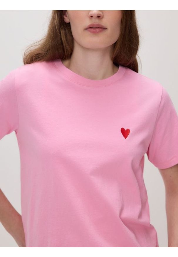 Reserved - T-shirt z sercem - pastelowy róż. Kolor: różowy. Materiał: bawełna