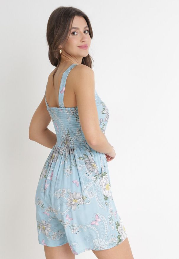 Born2be - Jasnoniebieski Kombinezon z Krótkimi Nogawkami i Marszczoną Gumką w Pasie Emalyna. Kolor: niebieski. Długość rękawa: na ramiączkach. Długość: krótkie. Sezon: wiosna, lato