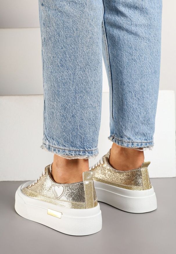 Born2be - Złote Trampki na Grubej Podeszwie Ozdobione Metalicznymi Sercami Firloris. Okazja: na co dzień. Nosek buta: okrągły. Kolor: złoty. Materiał: jeans. Wzór: aplikacja. Styl: casual