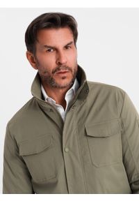 Ombre Clothing - Lekka męska kurtka z kieszeniami i wysokim kołnierzem – khaki V3. Okazja: na co dzień. Typ kołnierza: kołnierzyk stójkowy. Kolor: brązowy. Materiał: syntetyk, materiał. Wzór: aplikacja. Styl: klasyczny, casual #8