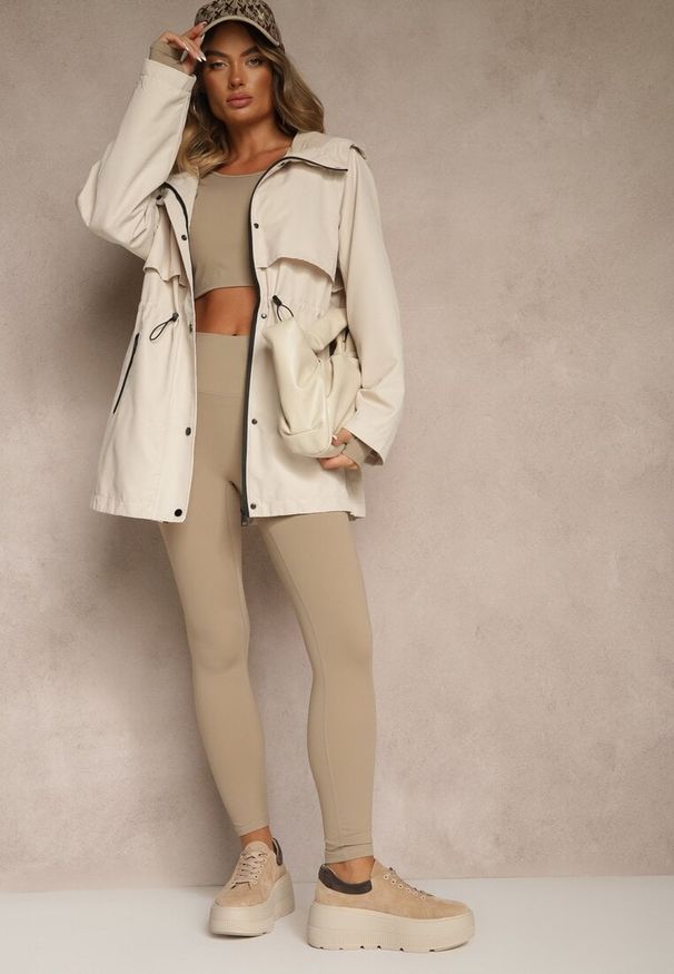 Renee - Jasnobeżowa Kurtka Parka o Klasycznym Kroju z Kapturem Cenelle. Okazja: na spacer. Typ kołnierza: kaptur. Kolor: beżowy. Materiał: jeans. Styl: klasyczny