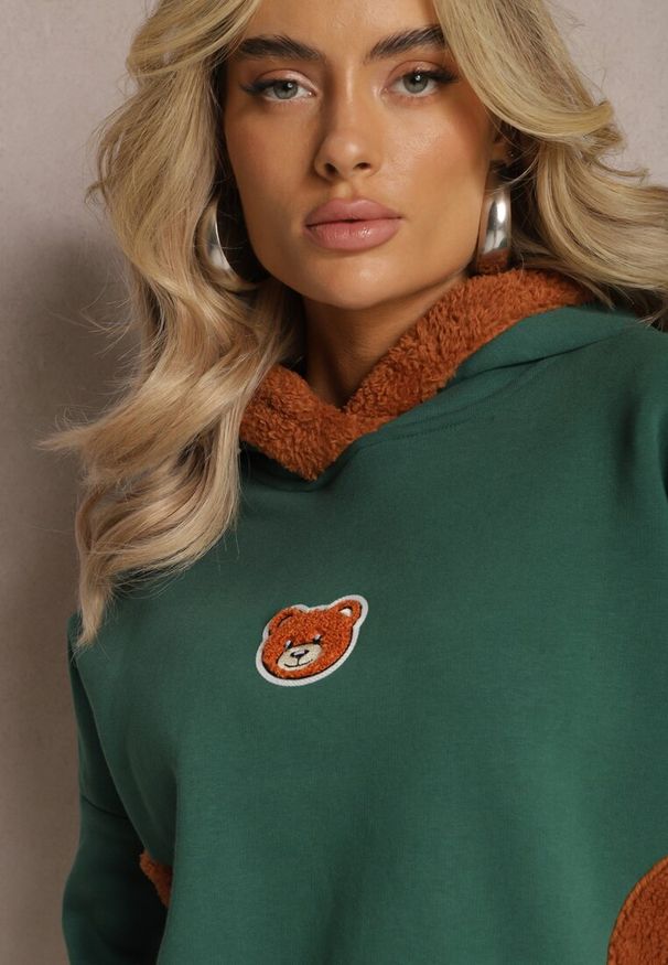 Renee - Zielona Bluza z Bawełny z Ozdobną Naszywką z Misiem i Polarowym Kapturem Hecatia. Typ kołnierza: kaptur. Kolor: zielony. Materiał: polar, bawełna. Wzór: aplikacja