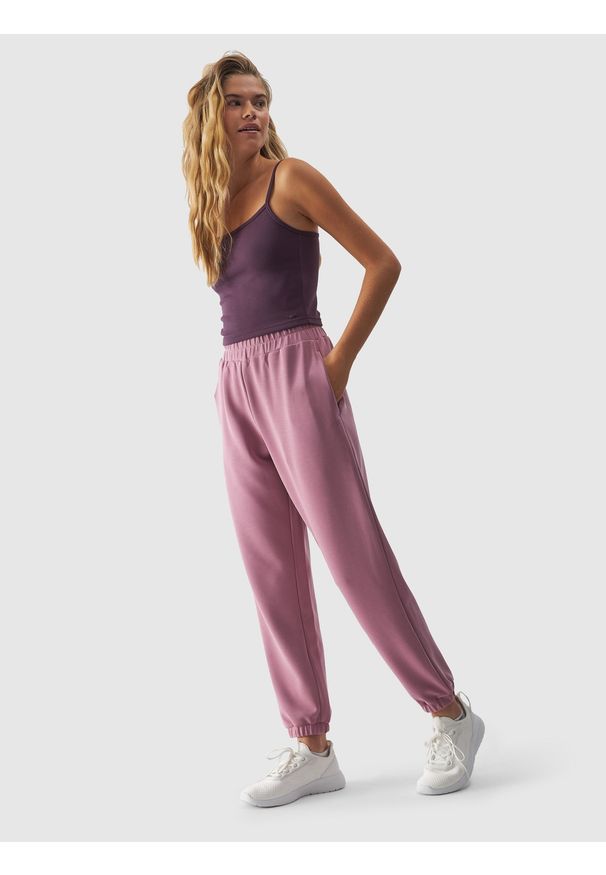 4f - 4F Spodnie dresowe z modalem damskie - różowe S. Kolor: różowy. Materiał: dresówka. Wzór: gładki, ze splotem. Sport: fitness