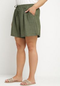 Born2be - Ciemnozielone Szorty z Wysokim Stanem i Wiązaniem Filinelia. Okazja: na co dzień. Stan: podwyższony. Kolor: zielony. Styl: casual, elegancki