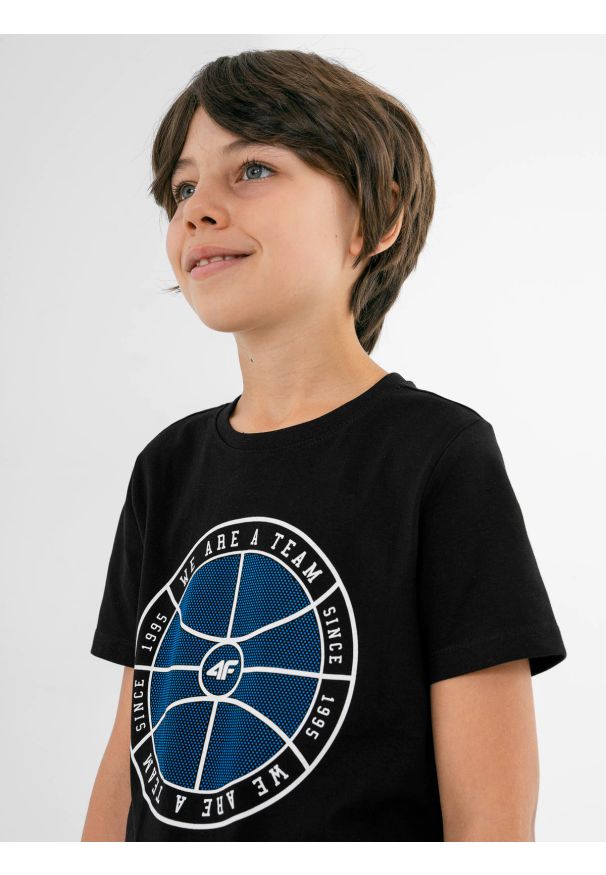 4f - T-shirt z nadrukiem chłopięcy. Kolor: czarny. Materiał: bawełna, dzianina. Wzór: nadruk