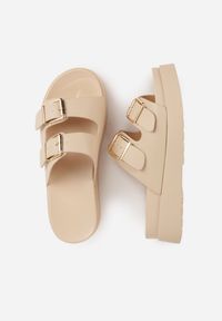 Renee - Beżowe Klapki na Platformie Ozdobione Metalicznymi Klamrami Galisiphe. Kolor: beżowy. Wzór: aplikacja. Sezon: wiosna, lato. Obcas: na platformie #6