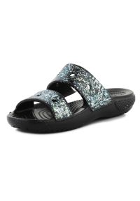 Klapki Crocs Classic Glitter Sandal Jr 207788-0C4 czarne. Okazja: na plażę, na co dzień. Kolor: czarny. Materiał: materiał. Sezon: lato