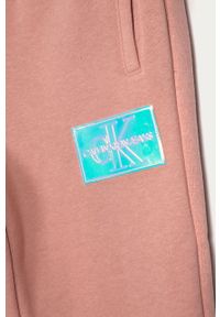 Calvin Klein Jeans - Spodnie dziecięce 140-164 cm. Okazja: na co dzień. Kolor: różowy. Materiał: bawełna, poliester, dzianina. Wzór: gładki. Styl: casual #2