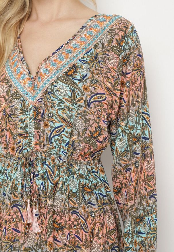 Born2be - Zielona Sukienka Rozkloszowana z Falbanką w Print Paisley Kapiss. Typ kołnierza: dekolt w kształcie V. Kolor: zielony. Długość rękawa: długi rękaw. Wzór: paisley, nadruk. Styl: klasyczny, elegancki