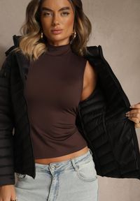 Renee - Czarna Przejściowa Kurtka z Pikowanymi Przeszyciami i Kapturem Suritte. Okazja: na co dzień, na spacer. Kolor: czarny. Materiał: jeans, dzianina. Styl: klasyczny, casual