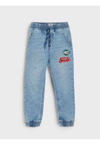 Sinsay - Jeansy jogger z efektem sprania - niebieski. Kolor: niebieski