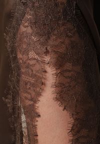 Born2be - Brązowa Satynowa Spódnica o Asymetrycznym Kroju z Koronką Arlivia. Kolor: brązowy. Materiał: satyna, koronka. Wzór: koronka. Styl: elegancki, klasyczny #2