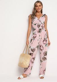Born2be - Jasnoróżowy Taliowany Kombinezon w Kwiaty z Długimi Nogawkami Renivia. Okazja: na co dzień. Kolor: różowy. Długość: długie. Wzór: kwiaty. Styl: casual, street #5