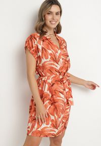 Born2be - Pomarańczowa Pudełkowa Sukienka z Dekoltem w Serek o Roślinnym Wzorze z Paskiem w Talii Resevia. Okazja: na spacer, na co dzień. Typ kołnierza: dekolt w serek. Kolor: pomarańczowy. Długość rękawa: krótki rękaw. Sezon: lato. Typ sukienki: proste. Styl: wizytowy, casual, elegancki #7