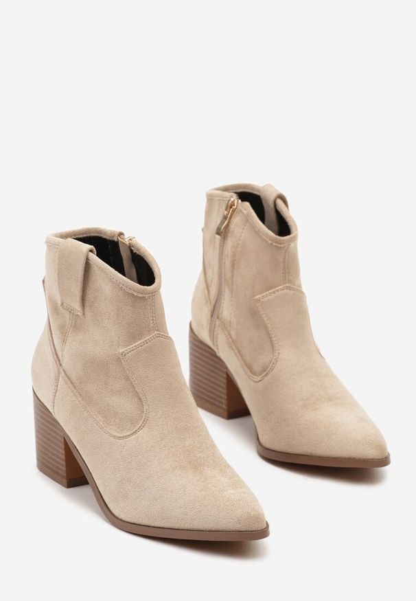 Renee - Ciemnobeżowe Botki Vices w Stylu Kowbojek na Obcasie Vertige. Zapięcie: zamek. Kolor: beżowy. Materiał: jeans. Sezon: jesień. Obcas: na obcasie. Styl: boho, elegancki, rockowy. Wysokość obcasa: średni