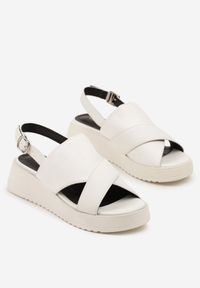 Born2be - Białe Sandały na Koturnie Vices z Wycięciami Saricee. Okazja: na co dzień. Zapięcie: sprzączka. Kolor: biały. Materiał: jeans. Sezon: lato. Obcas: na koturnie. Styl: elegancki, casual