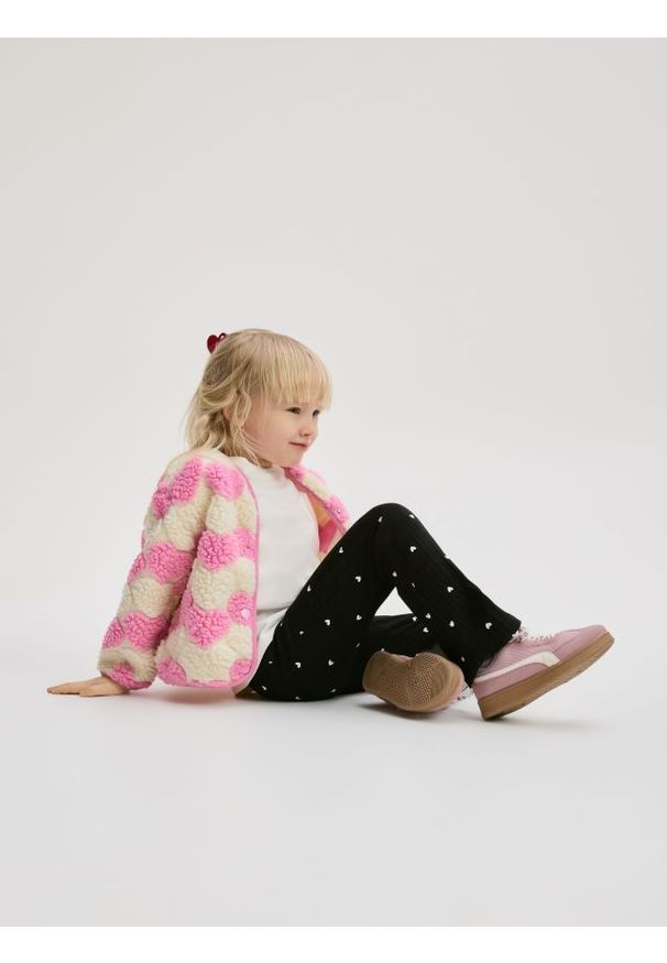 Reserved - Prążkowane legginsy - czarny. Kolor: czarny. Materiał: prążkowany