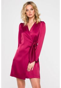 Sukienki.shop - Sukienka satynowa kopertowa mini z wiązaniem w talii bordowa. Okazja: na ślub cywilny, na wesele, na imprezę. Kolor: zielony, czerwony. Materiał: satyna. Typ sukienki: kopertowe. Styl: wizytowy. Długość: mini #3