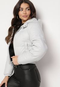 Born2be - Jasnoszara Kurtka Pikowana o Krótkim Fasonie z Kapturem Tinthella. Okazja: na spacer, na co dzień. Typ kołnierza: kaptur. Kolor: szary. Materiał: jeans. Długość: krótkie. Wzór: aplikacja. Styl: casual, elegancki #7