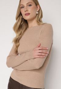 Born2be - Beżowy Sweter z Wiskozą i Metaliczną Nitką Lillanova. Okazja: na co dzień. Kolor: beżowy. Materiał: wiskoza. Długość rękawa: długi rękaw. Długość: długie. Styl: casual