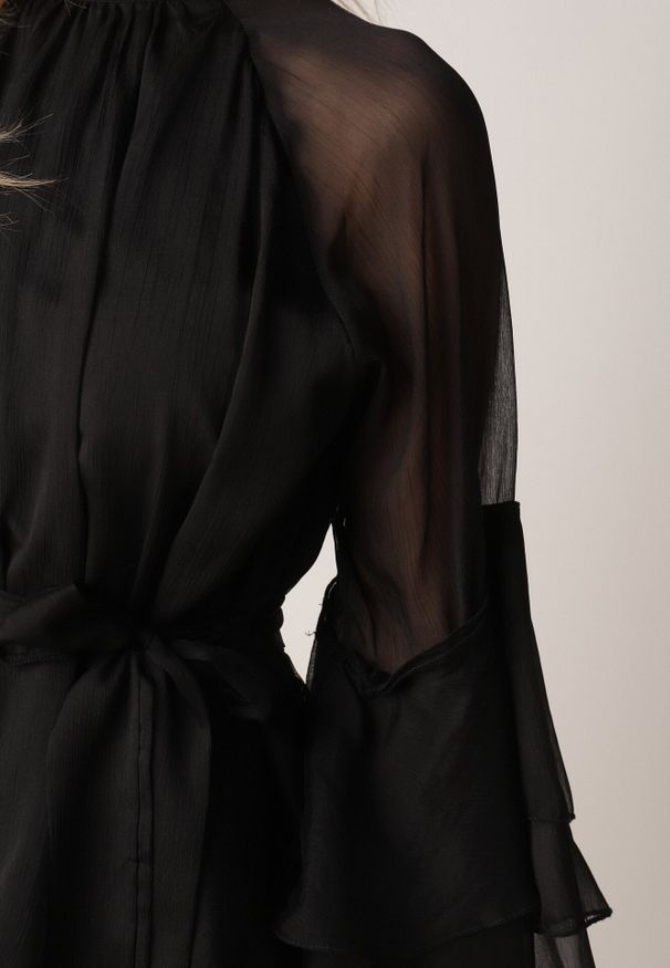 Born2be - Czarna Sukienka z Eterycznymi Falbanami i Wiązanym Paskiem Rivaniah. Okazja: na ślub cywilny, na wesele. Kolor: czarny. Styl: elegancki