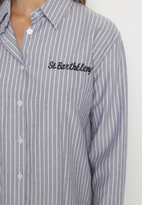 Born2be - Granatowa Koszula w Paski Zdobiona Haftem Denelle. Okazja: do pracy, na co dzień, na spotkanie biznesowe. Typ kołnierza: kołnierzyk klasyczny. Kolor: niebieski. Materiał: jeans. Długość rękawa: długi rękaw. Długość: długie. Wzór: haft, aplikacja, paski. Styl: casual, klasyczny, biznesowy #3