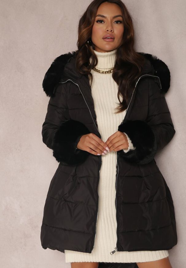 Renee - Czarna Kurtka Pikowana z Futerkiem Pasilinai. Kolor: czarny. Materiał: futro. Długość rękawa: długi rękaw. Długość: długie. Sezon: zima, jesień