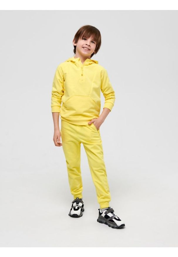 Sinsay - Spodnie dresowe jogger - żółty. Kolor: żółty. Materiał: dresówka