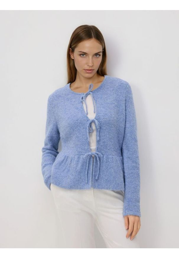 Reserved - Sweter z wiązaniami - jasnoniebieski. Kolor: niebieski. Materiał: wełna, dzianina