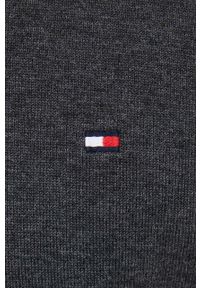 TOMMY HILFIGER - Tommy Hilfiger sweter męski kolor szary lekki. Okazja: na co dzień. Kolor: szary. Materiał: bawełna, materiał. Wzór: aplikacja. Styl: casual #4