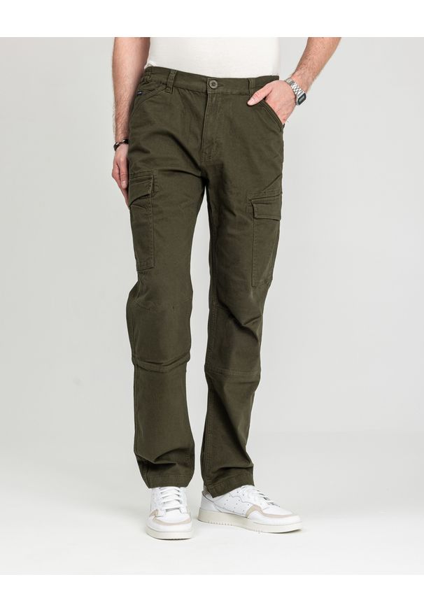 MARCUS - Męskie Spodnie Materiałowe Marcus Gerry Cargo 5052 Olive Green 16-200145. Materiał: materiał
