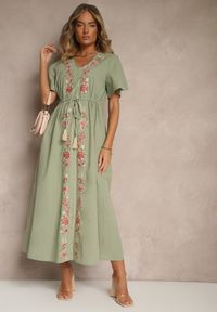 Renee - Zielona Rozkloszowana Sukienka z Bawełny w Stylu Boho z Ozdobnym Haftem Sersena. Okazja: na co dzień. Typ kołnierza: dekolt w kształcie V. Kolor: zielony. Materiał: bawełna. Długość rękawa: krótki rękaw. Wzór: haft. Styl: boho #5