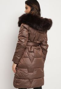 Born2be - Brązowa Pikowana Kurtka o Długim Kroju Ozdobiona Paskiem i Odpinanym Futerkiem Milirra. Okazja: na spacer. Kolor: brązowy. Materiał: futro. Długość: długie. Wzór: aplikacja. Styl: elegancki, wizytowy #4