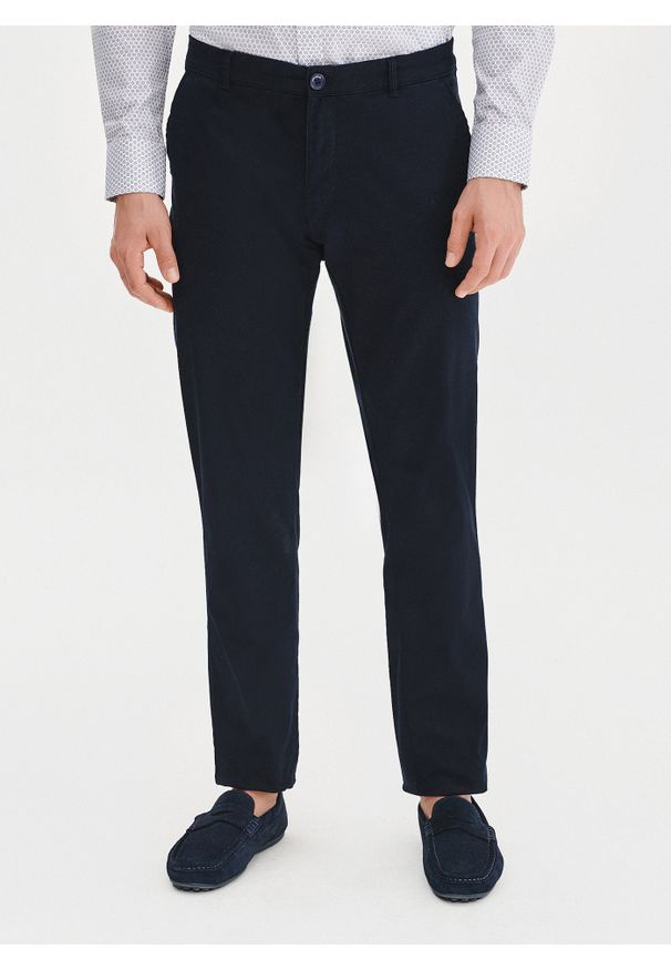 Pako Lorente - PAKO LORENTE – Granatowe spodnie chino. Okazja: na co dzień. Kolor: niebieski. Materiał: bawełna, elastan. Wzór: gładki. Sezon: wiosna. Styl: casual