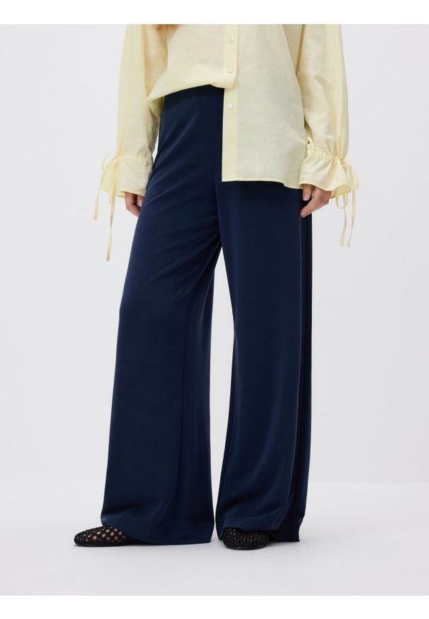 Reserved - Spodnie z modalem - granatowy. Kolor: niebieski. Materiał: dzianina