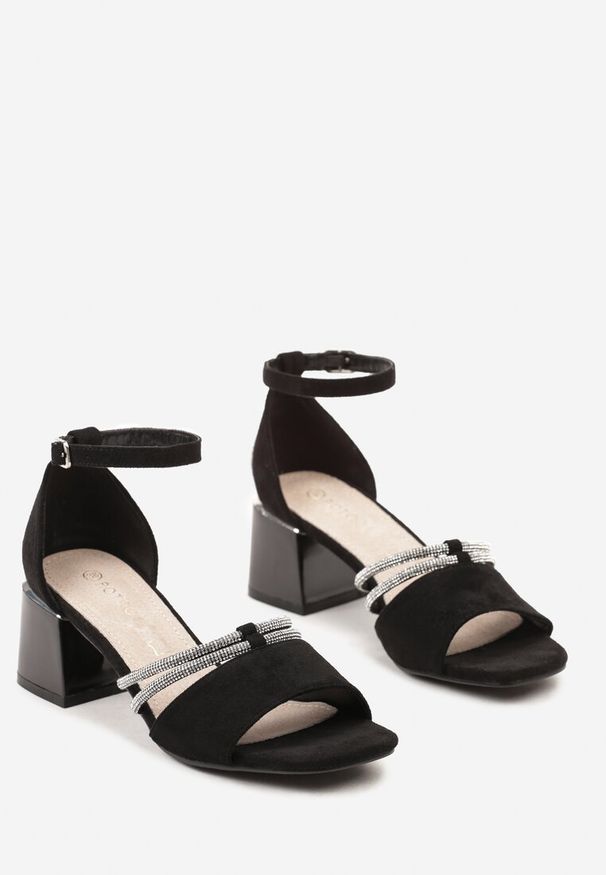 Renee - Czarne Sandały ze Sprzączką i Skórzaną Wkładką na Słupku Ozdobione Cyrkoniami Atrive. Okazja: na co dzień. Zapięcie: sprzączka. Kolor: czarny. Materiał: skóra. Wzór: aplikacja. Sezon: lato. Obcas: na słupku. Styl: elegancki, casual, wizytowy