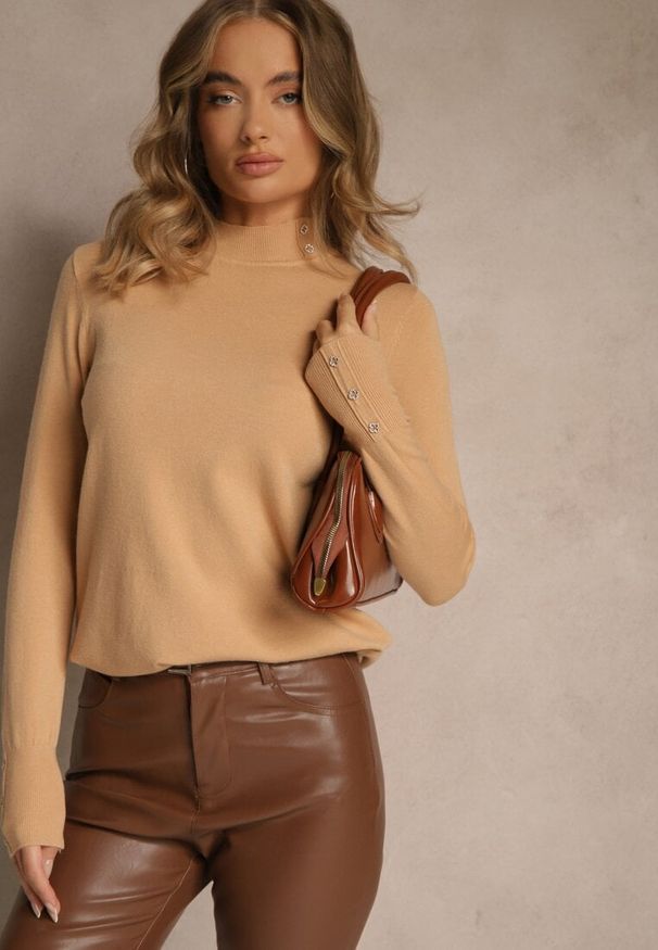 Renee - Ciemnobeżowy Golf o Dopasowanym Kroju Zdobiony Minimalistycznymi Aplikacjami Unissa. Okazja: na spacer. Typ kołnierza: golf. Kolor: beżowy. Materiał: jeans. Wzór: aplikacja. Styl: elegancki, klasyczny