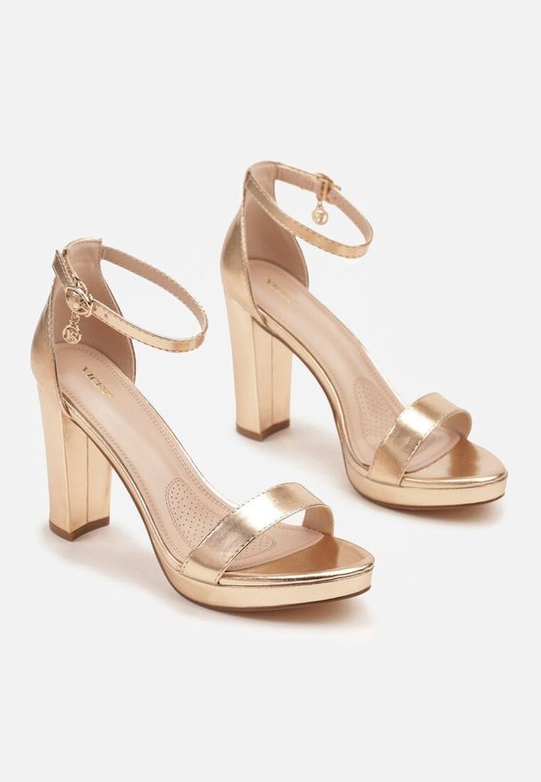 Renee - Szampańskie Basicowe Sandały Vices na Platformie i Słupku Taeli. Okazja: na co dzień. Zapięcie: sprzączka. Kolor: złoty. Obcas: na platformie. Styl: klasyczny, casual, elegancki. Wysokość obcasa: średni