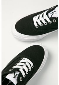 Calvin Klein Jeans - Tenisówki. Nosek buta: okrągły. Zapięcie: sznurówki. Kolor: czarny. Materiał: syntetyk, materiał, guma. Szerokość cholewki: normalna. Obcas: na obcasie. Wysokość obcasa: średni #5