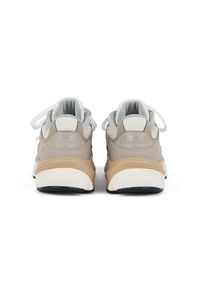 Buty unisex New Balance U990MM6 – beżowe. Kolor: beżowy. Materiał: zamsz, guma, materiał, syntetyk. Szerokość cholewki: normalna. Sport: bieganie #6