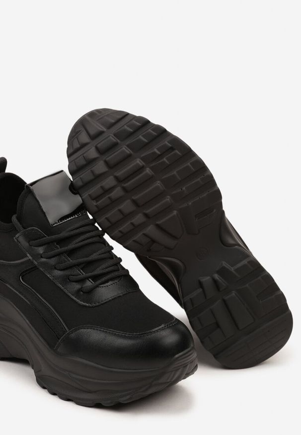 Renee - Czarne Sneakersy na Koturnie Ozdobione Metalicznym Wykończeniem Vliraya. Okazja: na co dzień. Kolor: czarny. Materiał: jeans. Wzór: aplikacja. Sezon: lato, wiosna. Obcas: na koturnie
