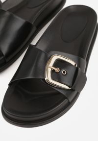 Born2be - Czarne Klapki na Grubej Podeszwie Ozdobione Metaliczną Klamrą Lorefer. Okazja: na co dzień. Kolor: czarny. Wzór: aplikacja. Styl: casual, elegancki #3