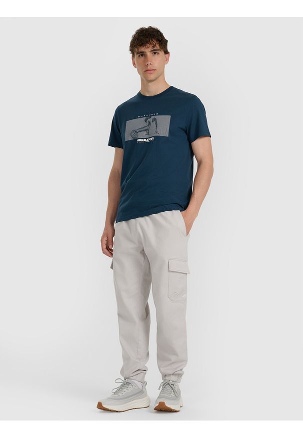 4f - 4F T-shirt regular z nadrukiem męski - granatowy XXL. Okazja: na co dzień. Kolor: niebieski. Materiał: materiał, bawełna. Wzór: nadruk. Styl: casual