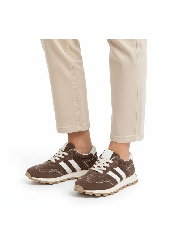 Sneakersy damskie S.Barski, sportowy fason sznurowanie stabilna podeszwa dobra przyczepność wygodna konstrukcja miękkie wnętrze, brązowe, LR61-7097. Okazja: na co dzień. Zapięcie: sznurówki. Kolor: brązowy. Materiał: zamsz, jeans. Szerokość cholewki: normalna