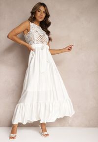 Renee - Biała Taliowana Sukienka Ozdobiona na Górze Ażurowym Wzorem Nahine. Kolor: biały. Wzór: aplikacja, ażurowy