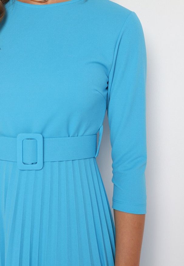 Born2be - Niebieska Sukienka Plisowana z Paskiem Gonge. Okazja: na co dzień, na imprezę. Kolor: niebieski. Typ sukienki: dopasowane, proste. Styl: casual, elegancki, klasyczny